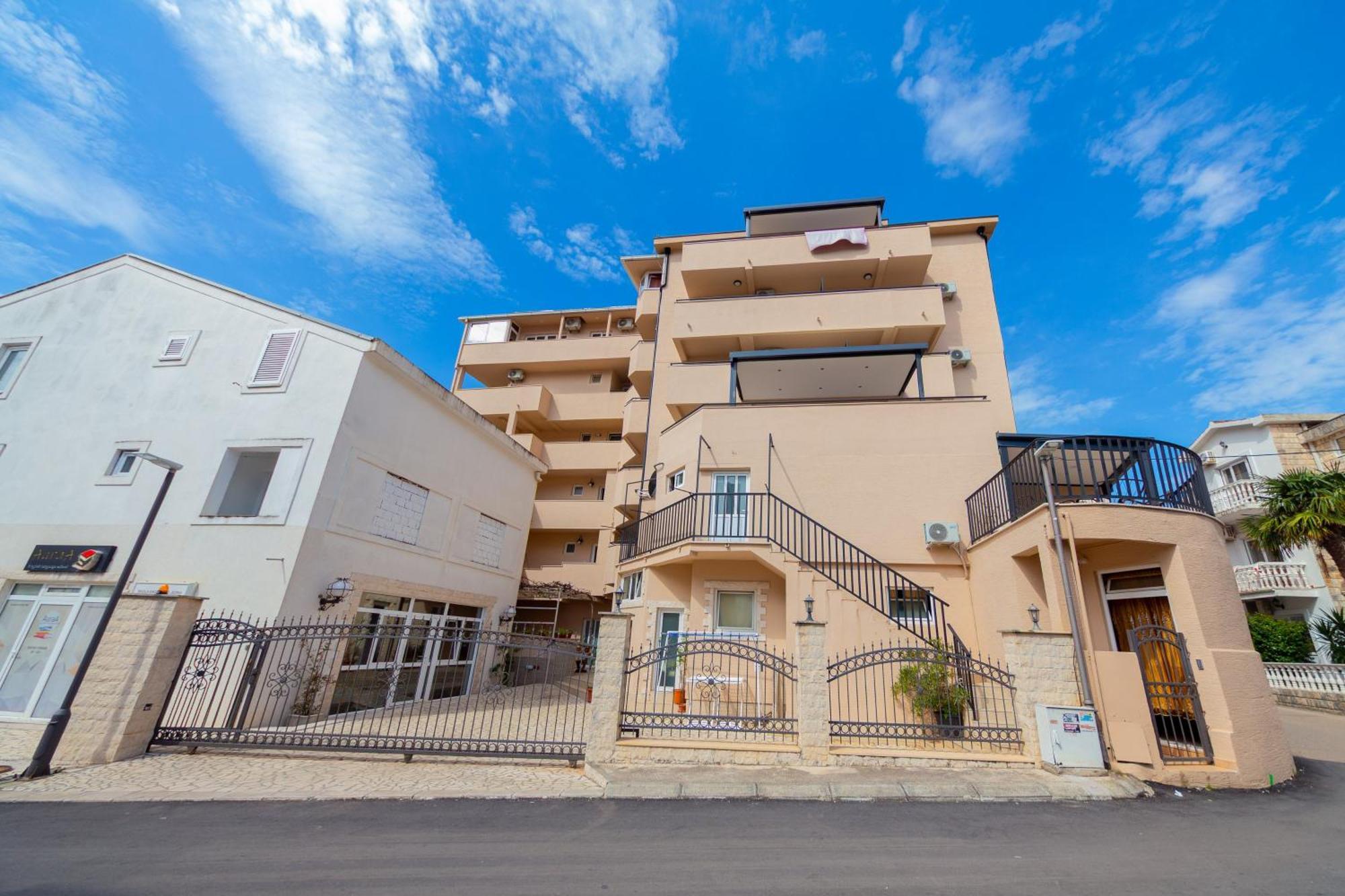 Azzuro Apartament *